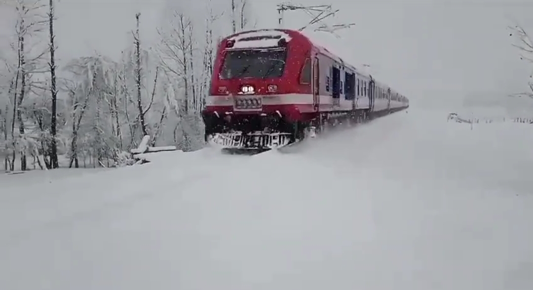 Dedicated Train Service Despite Heavy Snow on Baramulla-Banihal Route in J&K