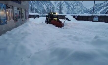 Major snowfall drapes Srinagar, other parts of Kashmir valley