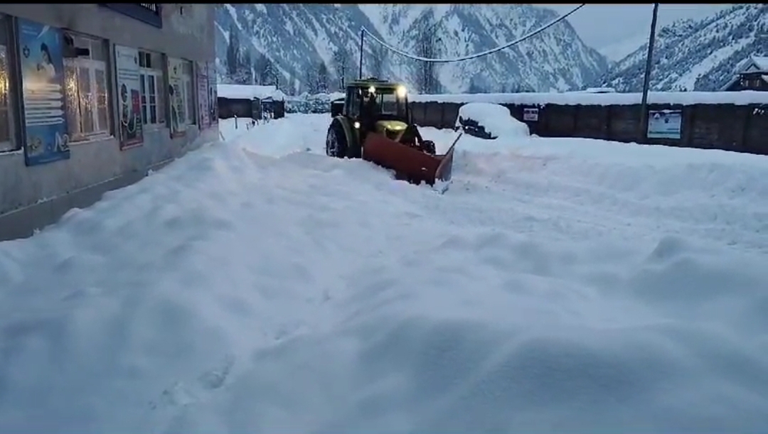 Major snowfall drapes Srinagar, other parts of Kashmir valley
