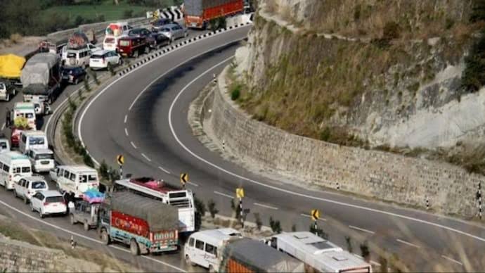 Jammu-Srinagar national highway remains closes, 400 vehicles stranded