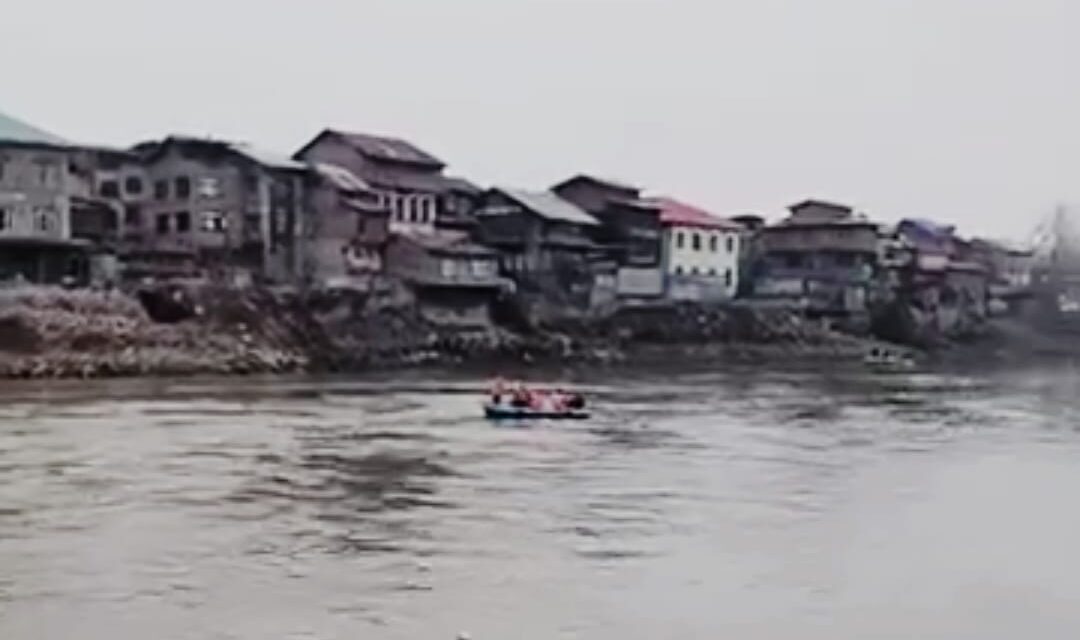 Search ops to retrieve body of Srinagar man from Jhelum enters day 2;Navy’s MARCOS commandos, SDRF, River police on job