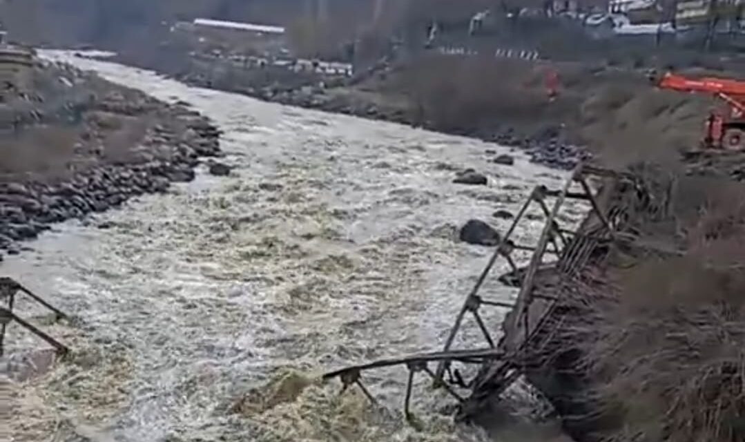 Three laborers fall in Jhelum as old bridge collapses in Uri