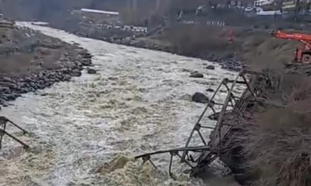 Three laborers fall in Jhelum as old bridge collapses in Uri