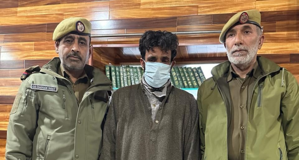 Police arrests 2 drug peddlers in Kulgam, Pulwama;Contraband substances recovered