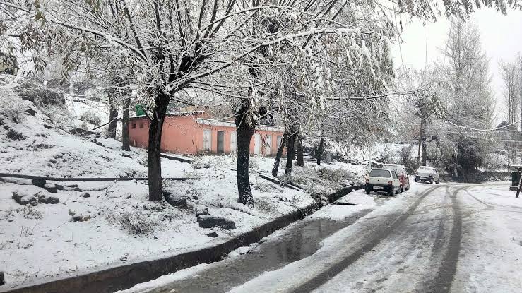 Sub-zero night temp in Kashmir, minus 9.5°C in Gulmarg