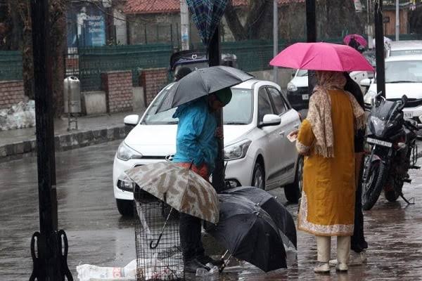 Mercury Drops As Rains Drench Kashmir, MeT Forecast More