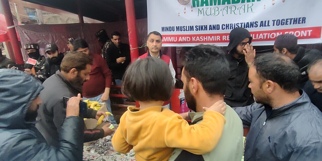 Kashmiri Pandit leads ‘Street Iftaar’ in heart of Srinagar