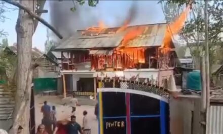 Massive fire breaks out in residential building in Bandipora