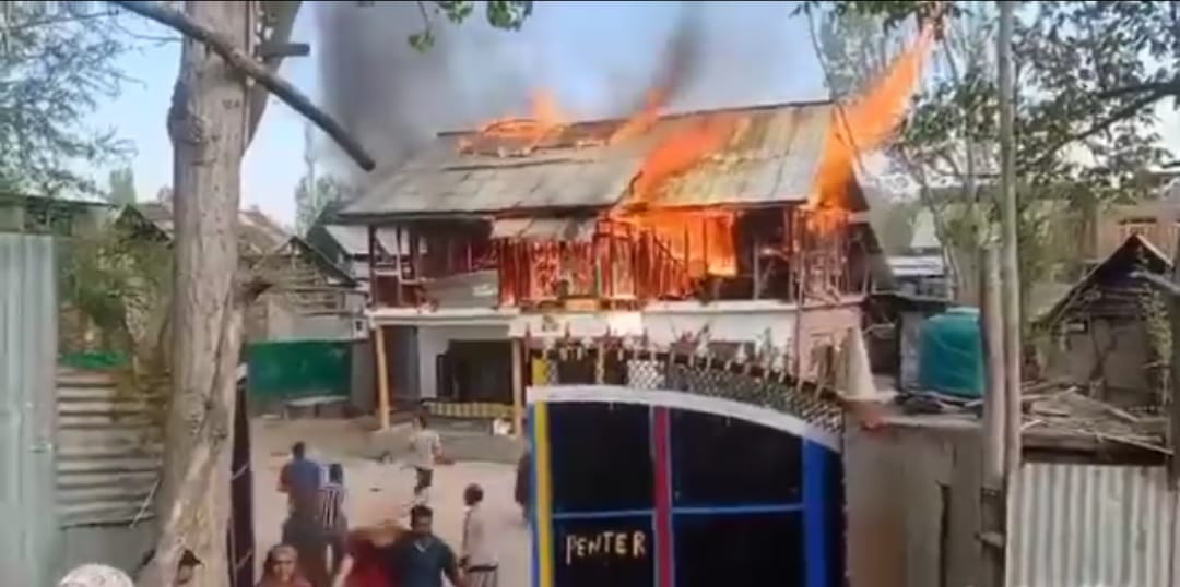 Massive fire breaks out in residential building in Bandipora