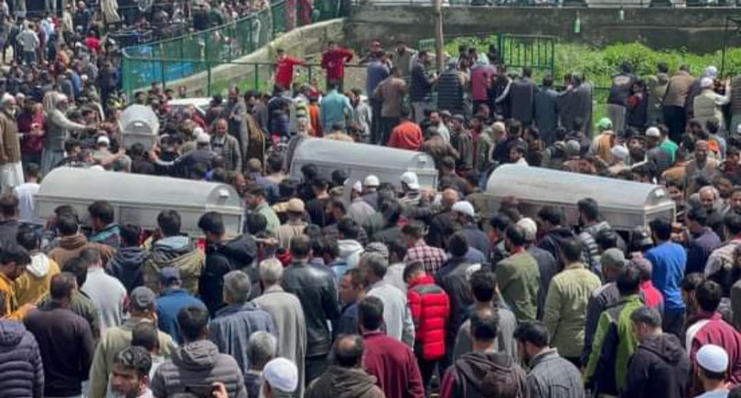 Srinagar Boat Tragedy: Pall of gloom in Batwara as thousands offer funeral for 5 deceased