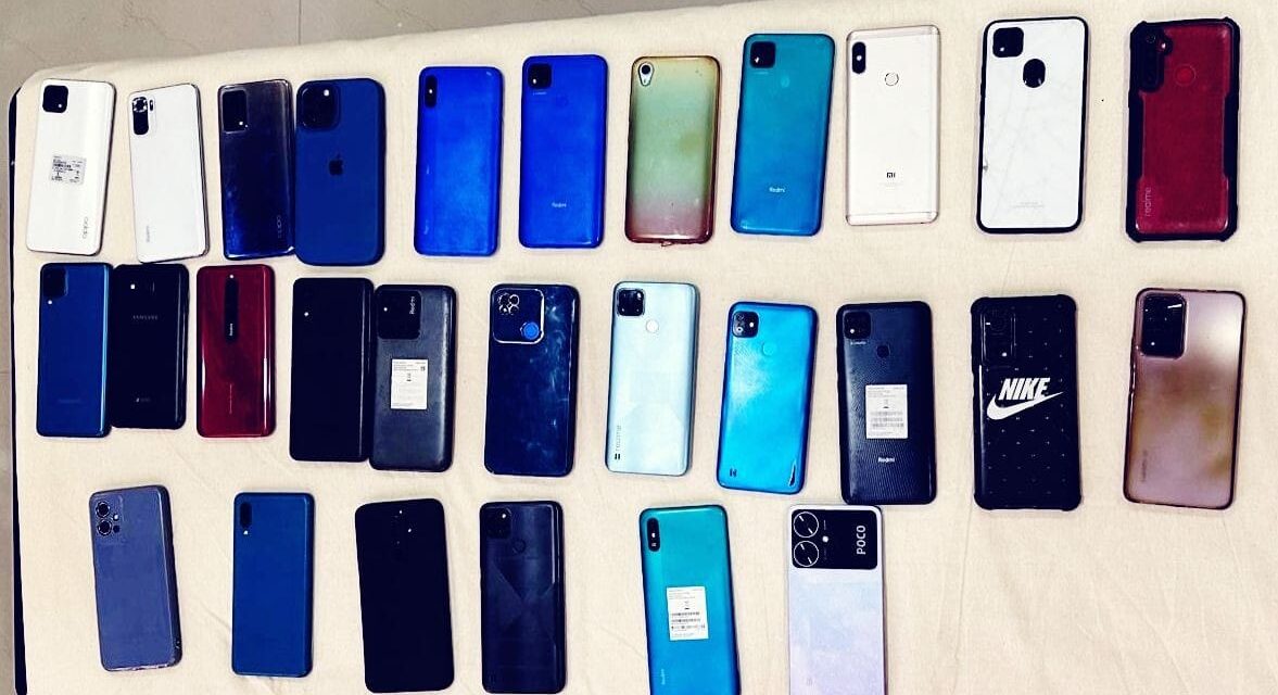 Cyber Police Kashmir Traces, Recovers 30 Missing Smartphones Worth Lacs