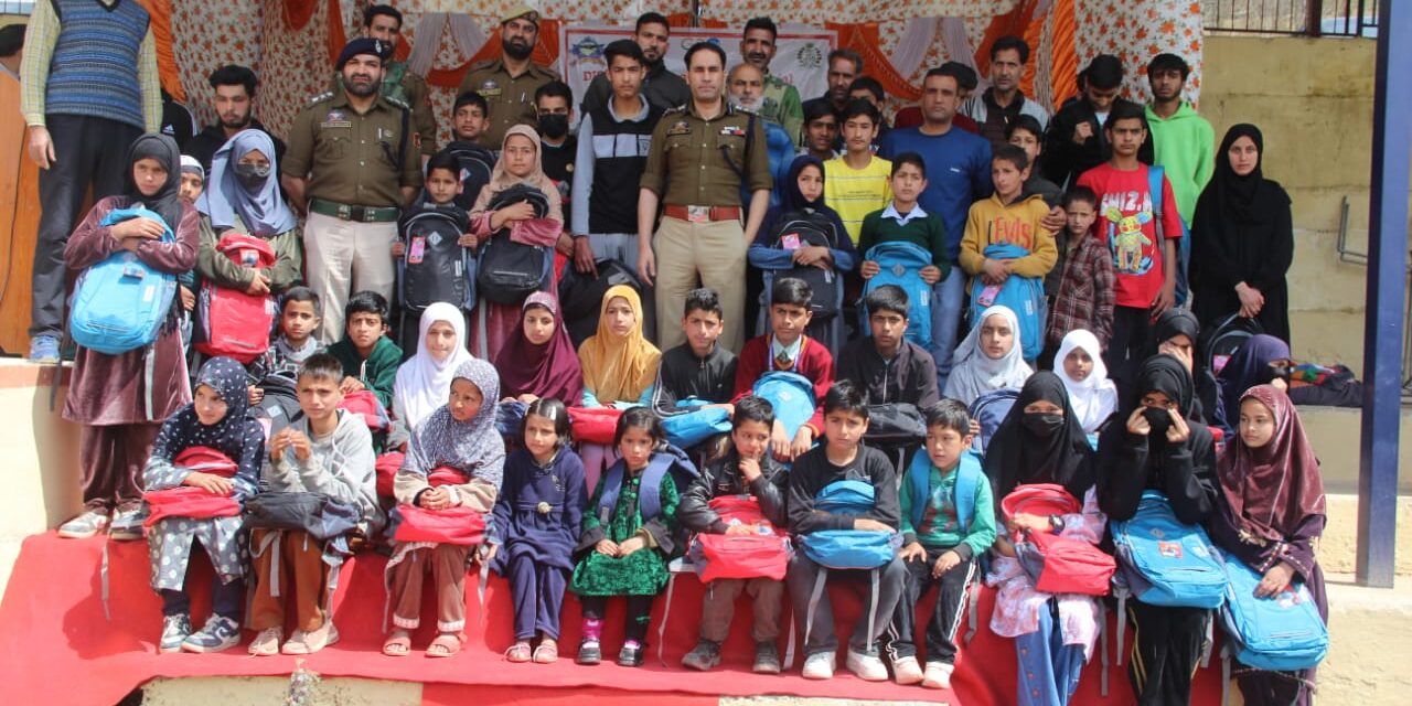 Police distributes study material among downtrodden students in Handwara