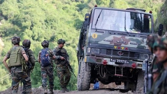 Civilian porter killed, 4 Army soldiers injured in Gulmarg attack