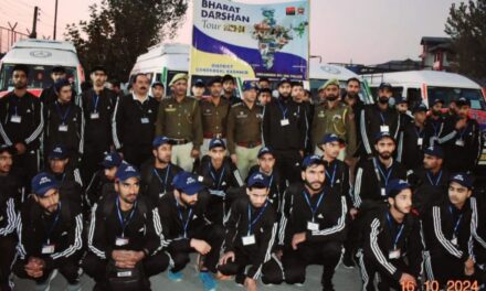 SSP Ganderbal flags off group of students for Bharat Darshan Tour