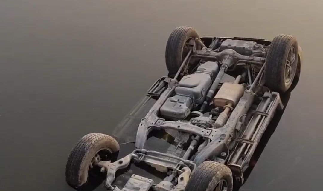 Thar Jeep Accidentally Rolls Backwards, Glides into Dal Lake
