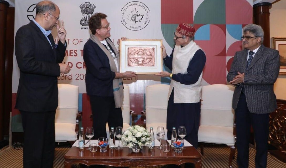 Omar Abdullah meets WCC delegates, seeks help in tapping full potential of handicrafts