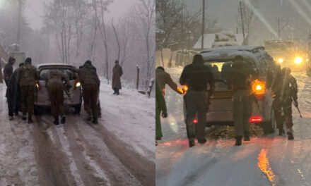 Amid Heavy Snowfall, Ganderbal Police provides helping hand to tourists and General Public.