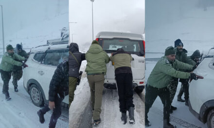 Police extend helping hand to the needy amid heavy snowfall in Ganderbal