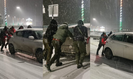 Ganderbal Police provides helping hand to tourists and General Public