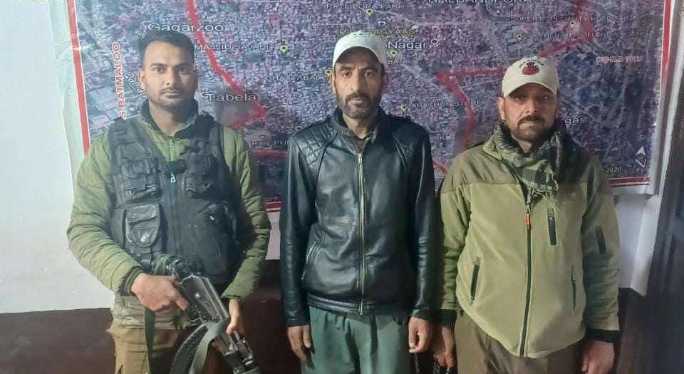 Police arrests accused person involved in extortion in Srinagar.