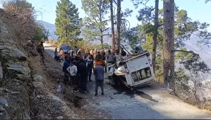 Woman killed, 12 others injured as Sumo vehicle turns turtle in Ramban