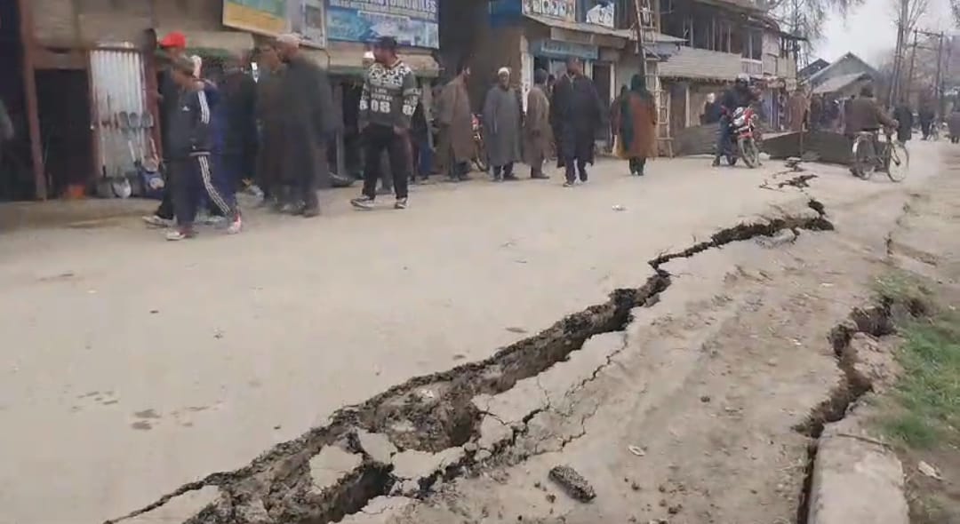 Panic in Hajin town as road along Jhelum develops massive cracks