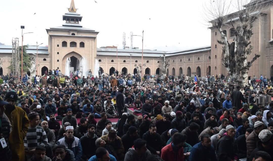 Large Gathering Observed as thousand throng Jamia Masjid Srinagar on First Friday of Ramadan