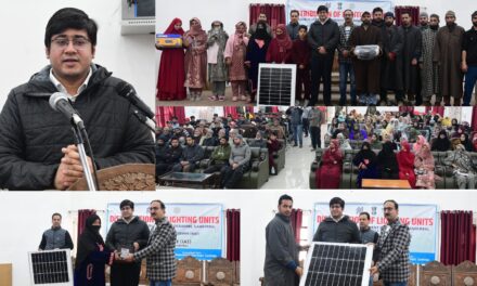 DC Ganderbal distributes Solar lighting units among Weavers under NHDP