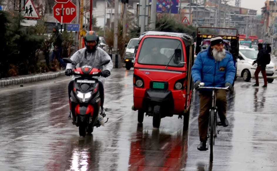 Higher reaches of Kashmir get fresh snowfall, plains lashed by rain