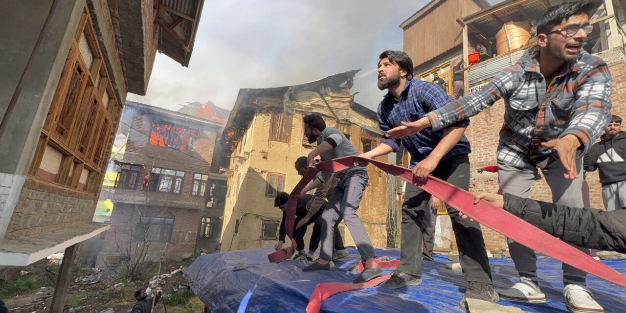 Massive Fire Engulfs Over Five Houses in Shaheed Gunj Srinagar