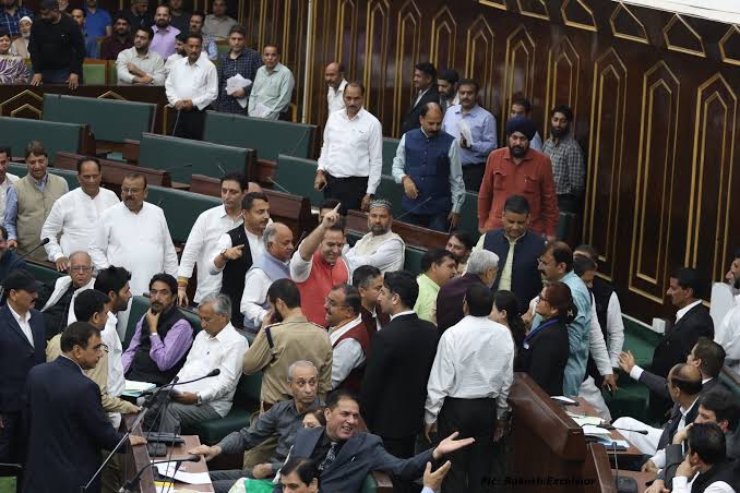 Uproarious scenes in assembly over dailywagers issue