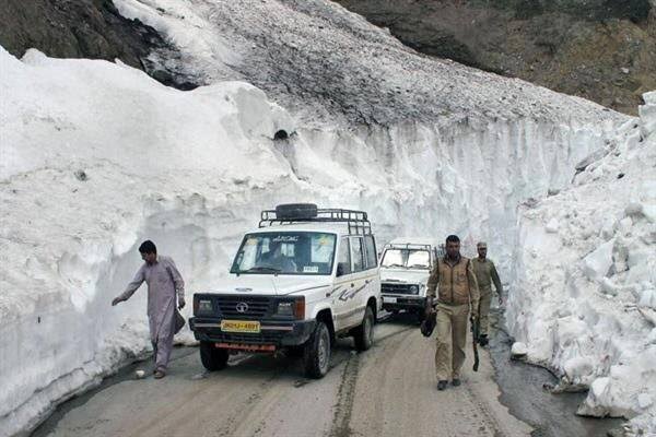 Bandipora-Gurez Road Reopens for One-Way Traffic After Closure: Officials