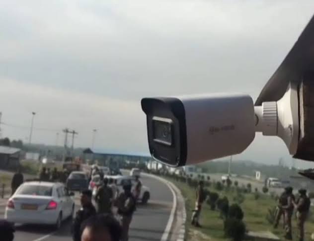 Kulgam Police install advanced surveillance tech on NH at Qazigund