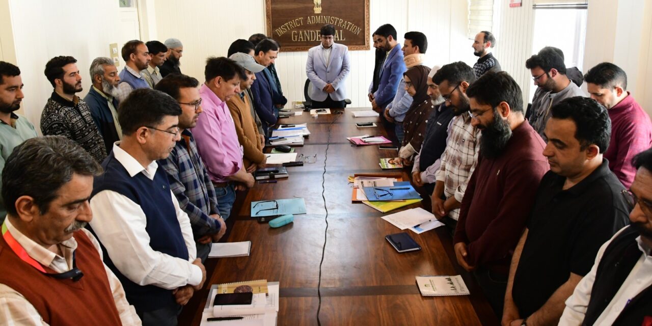 District Admin Ganderbal observes two-minute silence to mourn innocent killing in Pahalgam