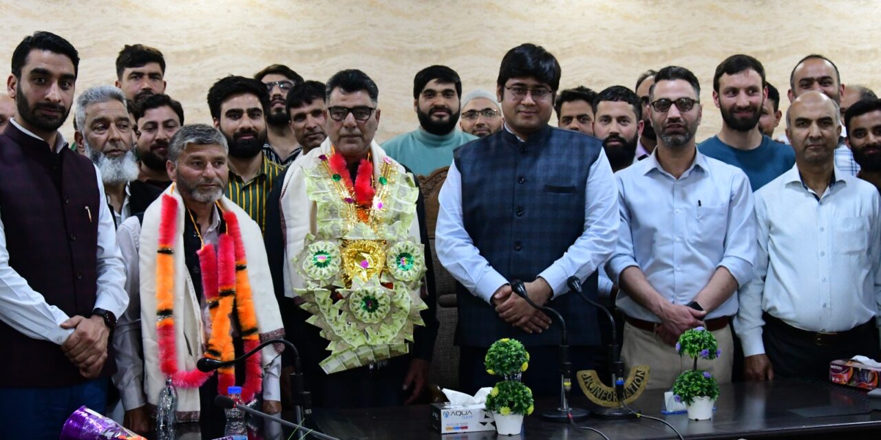 Ganderbal Admin bids farewell to veteran Revenue Officials on Superannuation