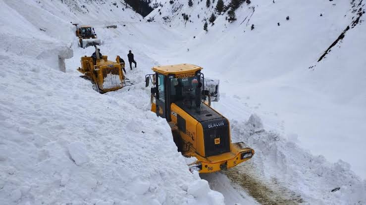 Movement on Bandipora-Gurez Road Suspended Due to Snowfall