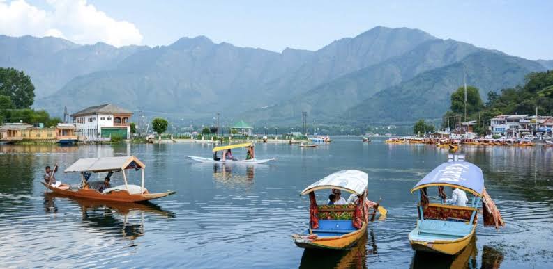 Tourists call Kashmir ‘heaven on earth’, praise safety and hospitality during Dal Lake visits