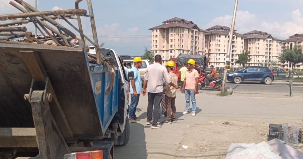 SMC Cracks Down on Encroachments Outside JVC and Children’s Hospital Bemina