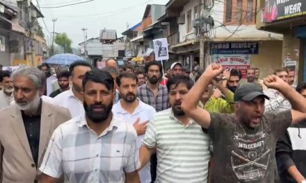 Shopian shuts over shifting of key office; leaders, trade bodies hold protest