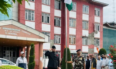 DC Ganderbal hoists Tricolour at Mini Secretariat, Ganderbal on 79th Independence Day