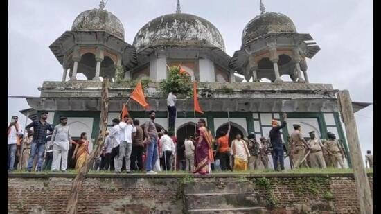 Hindu radicals create ruckus at mausoleum in UP’s Fatehpur; police book over 150