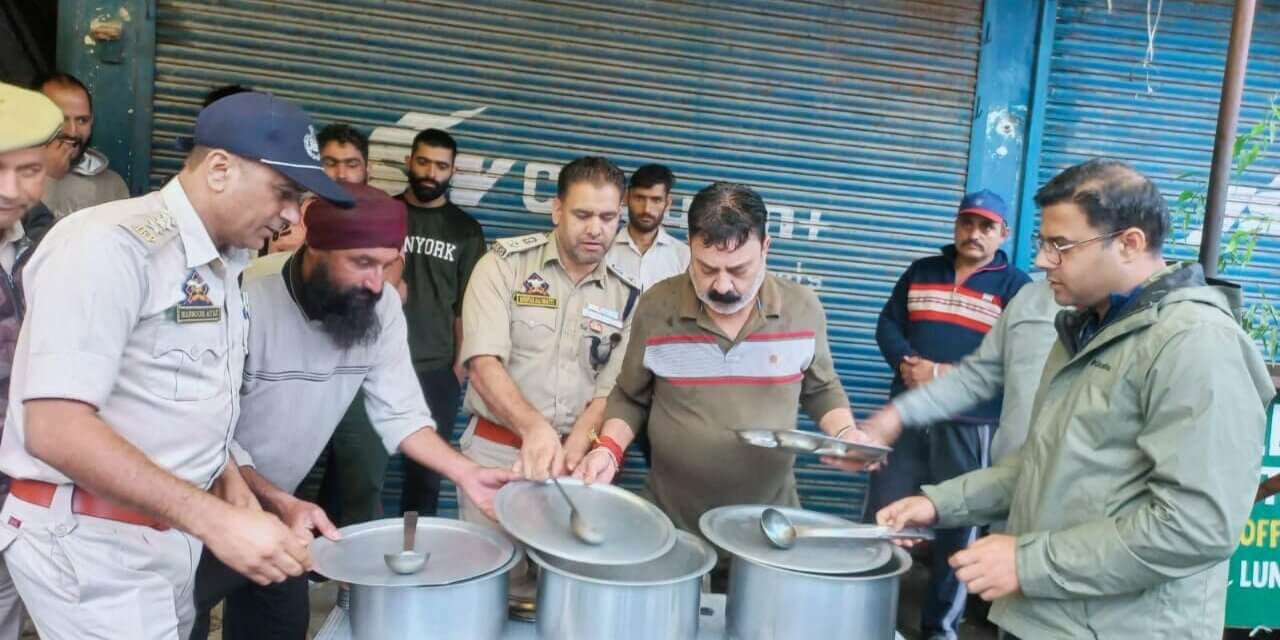 Police Organises Langar for Stranded Drivers and Commuters In Kulgam