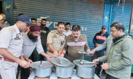 Police Organises Langar for Stranded Drivers and Commuters In Kulgam