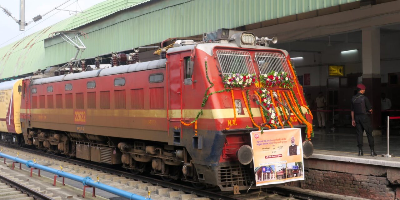 Railways move 6,400 tons of apples from Kashmir to Delhi; parcel rakes from Baramulla next