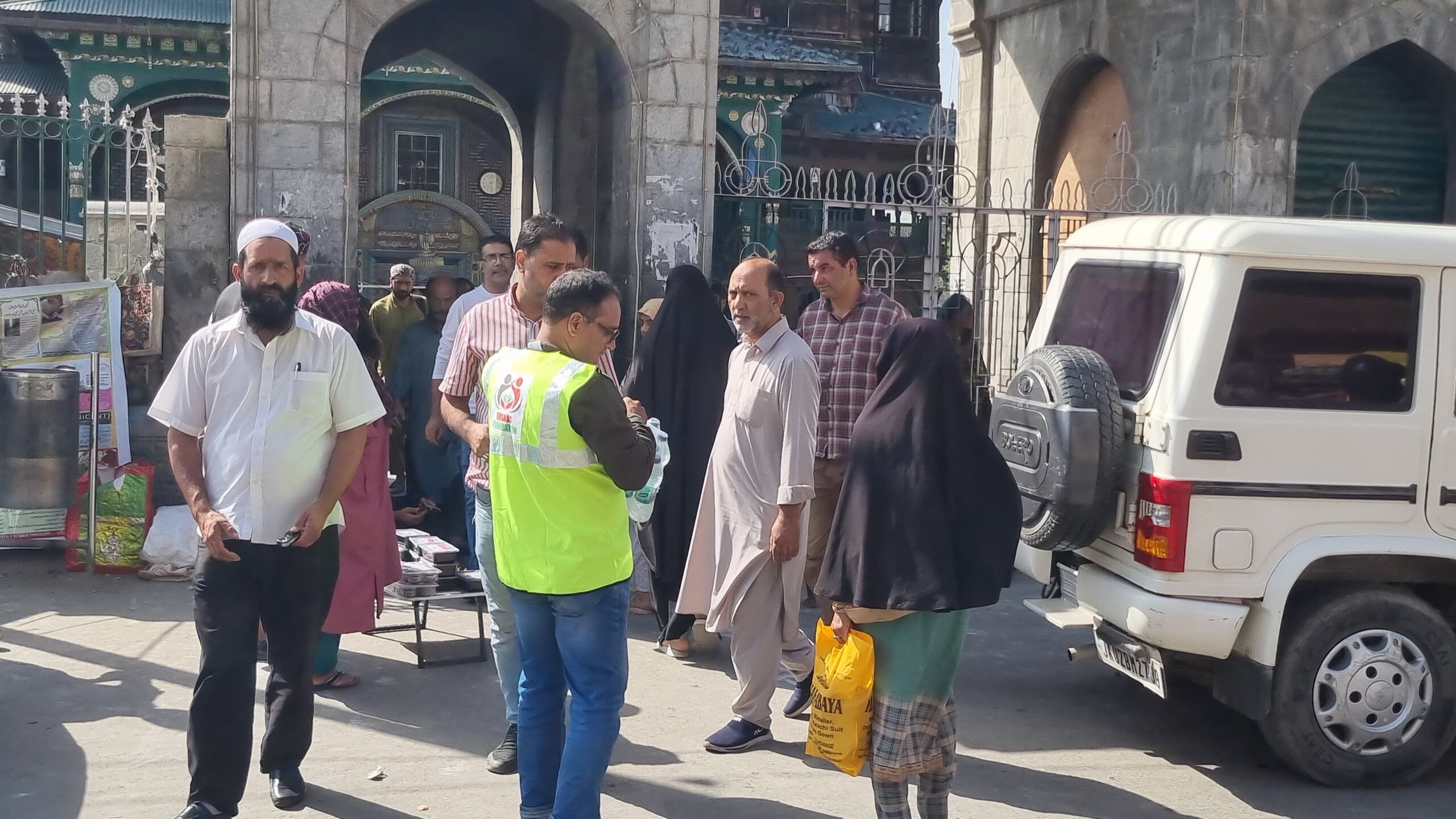 Ehsaas Foundation Distributes Free Water Bottles at Khanqah-e-Moula, Srinagar