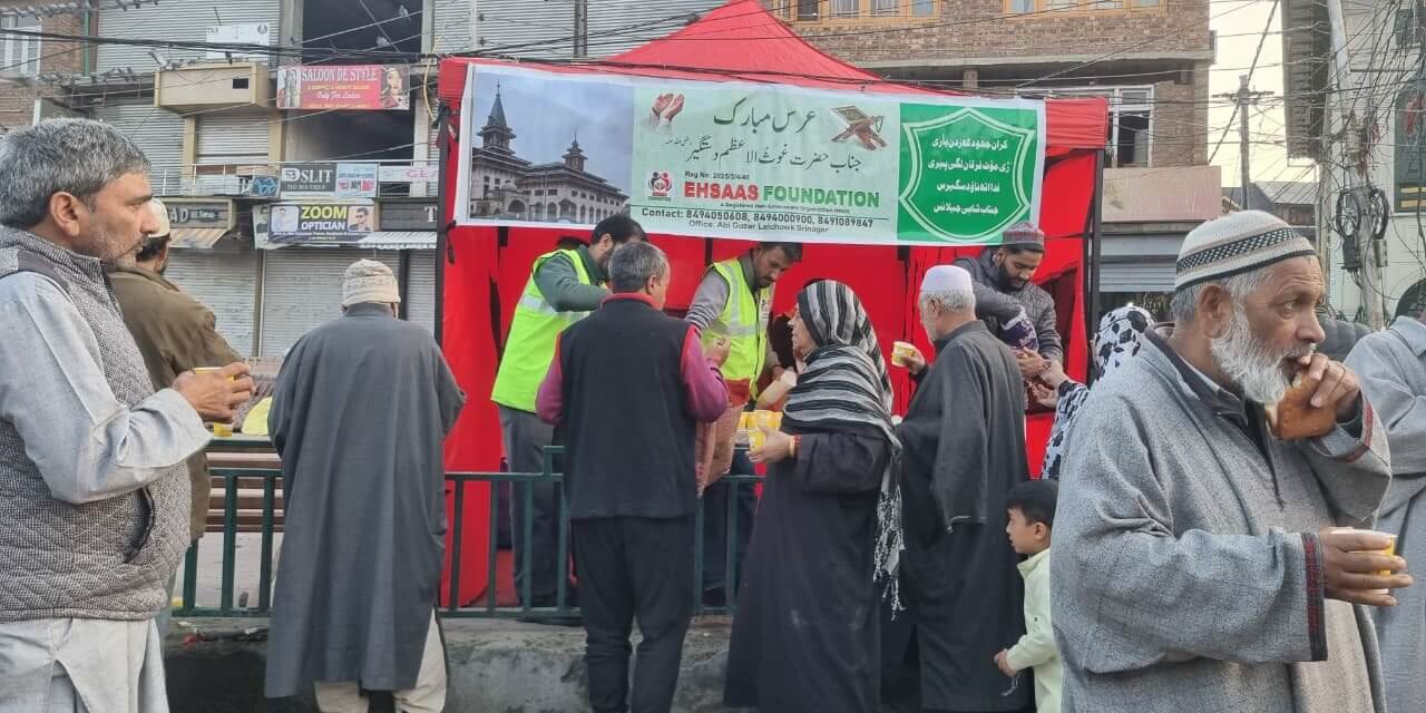 Ehsaas Foundation Sets Up Free Tea Stall at Dastgeer Sahab Khanyar on the Auspicious Urs of Hazrat Sheikh Abdul Qadir Jeelani (RA)