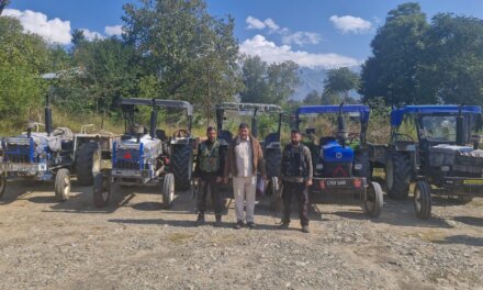 Six tractors impounded for illegal mineral transport in Awantipora