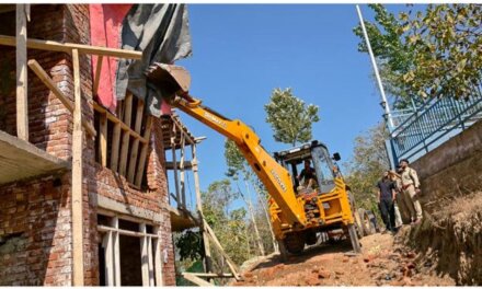 Police, PDA Raze Illegal Structures in Pahalgam