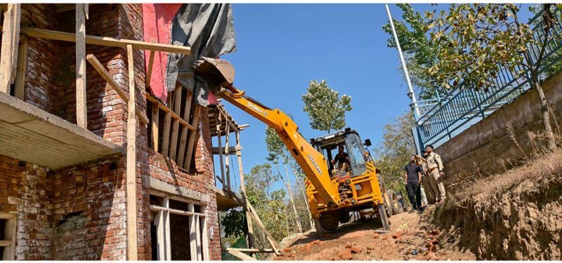 Police, PDA Raze Illegal Structures in Pahalgam