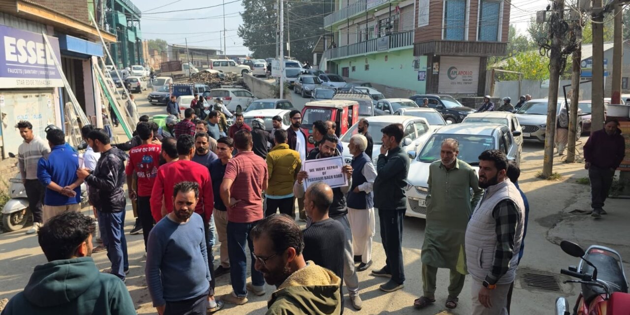Residents of Padshahi Bagh Protest, Demand Urgent Repair of Dilapidated Road